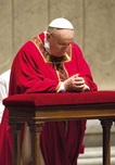 25 Immagini Papa Francesco davanti al tabernacolo