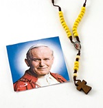 Corona rosario Giovanni Paolo II legno e cotone giallo Rosari