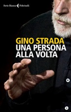Una persona alla volta Libro di  Gino Strada